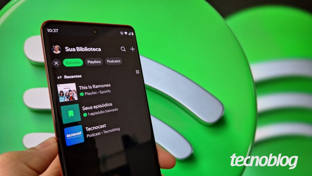 Imagem mostra um celular exibindo a tela do Spotify com os conteúdos baixados na Biblioteca