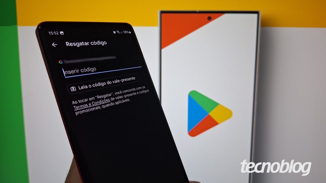 Imagem de um celular exibindo a tela de Resgatar código da Google Play Store