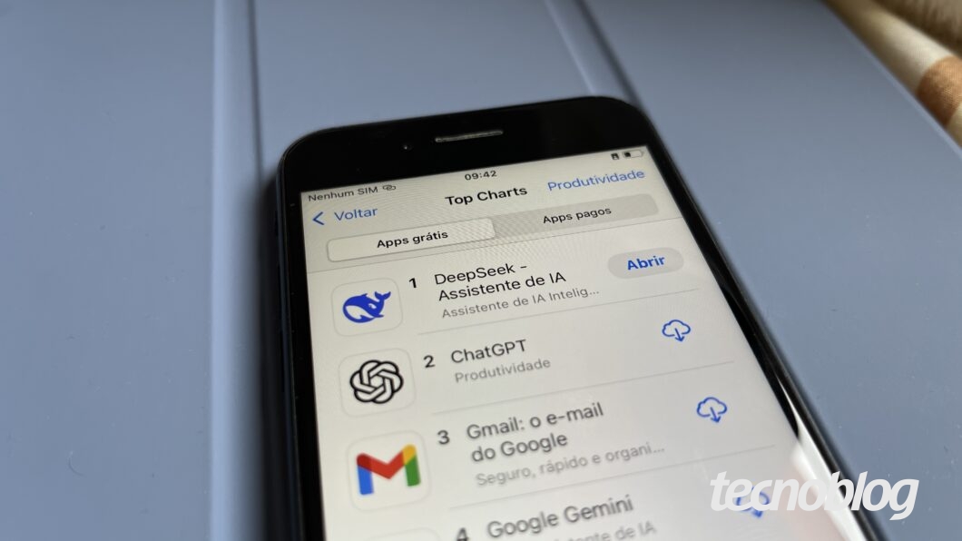 Foto de iPhone com a App Store aberta na lista dos apps mais baixados de produtividade. O top 4 é: DeepSeek, ChatGPT, Gmail e Gemini.