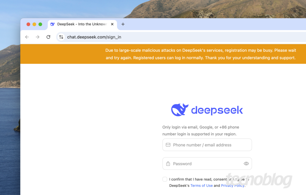 Tela inicial do chat do DeepSeek com mensagem em inglês: "Devido a ataques maliciosos em larga escala nos serviços do DeepSeek, o registro pode estar ocupado. Aguarde e tente novamente. Usuários registrados podem fazer login normalmente. Obrigado pela sua compreensão e apoio."