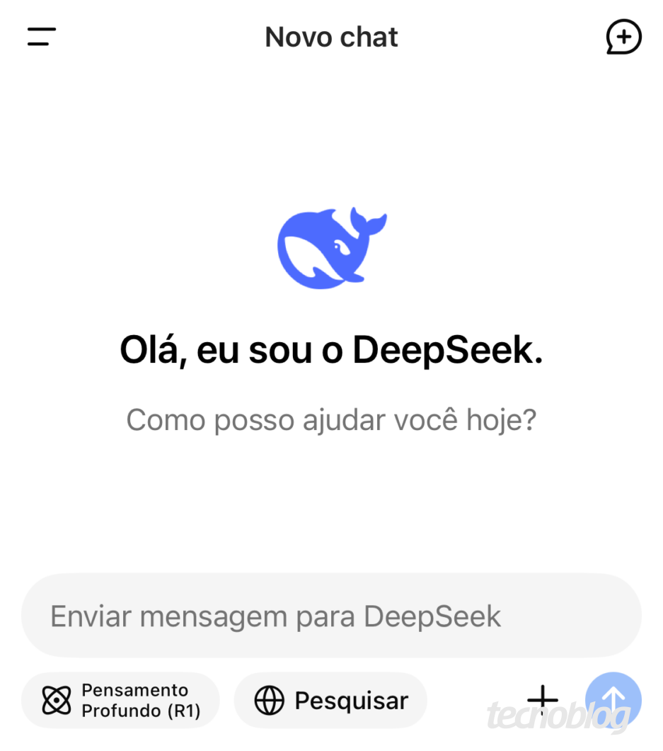 Tela com título Novo Chat no topo. Ao centro, imagem de uma baleia com o texxto "Olá, eu sou o DeepSeek. Como posso ajudar você hoje?" Na parte inferior da tela, uma caixa de texto "Enviar mensagem para DeepSeek" e botões para ligar o modelo de raciocínio R1, Pesquisar, fazer upload e enviar mensagem