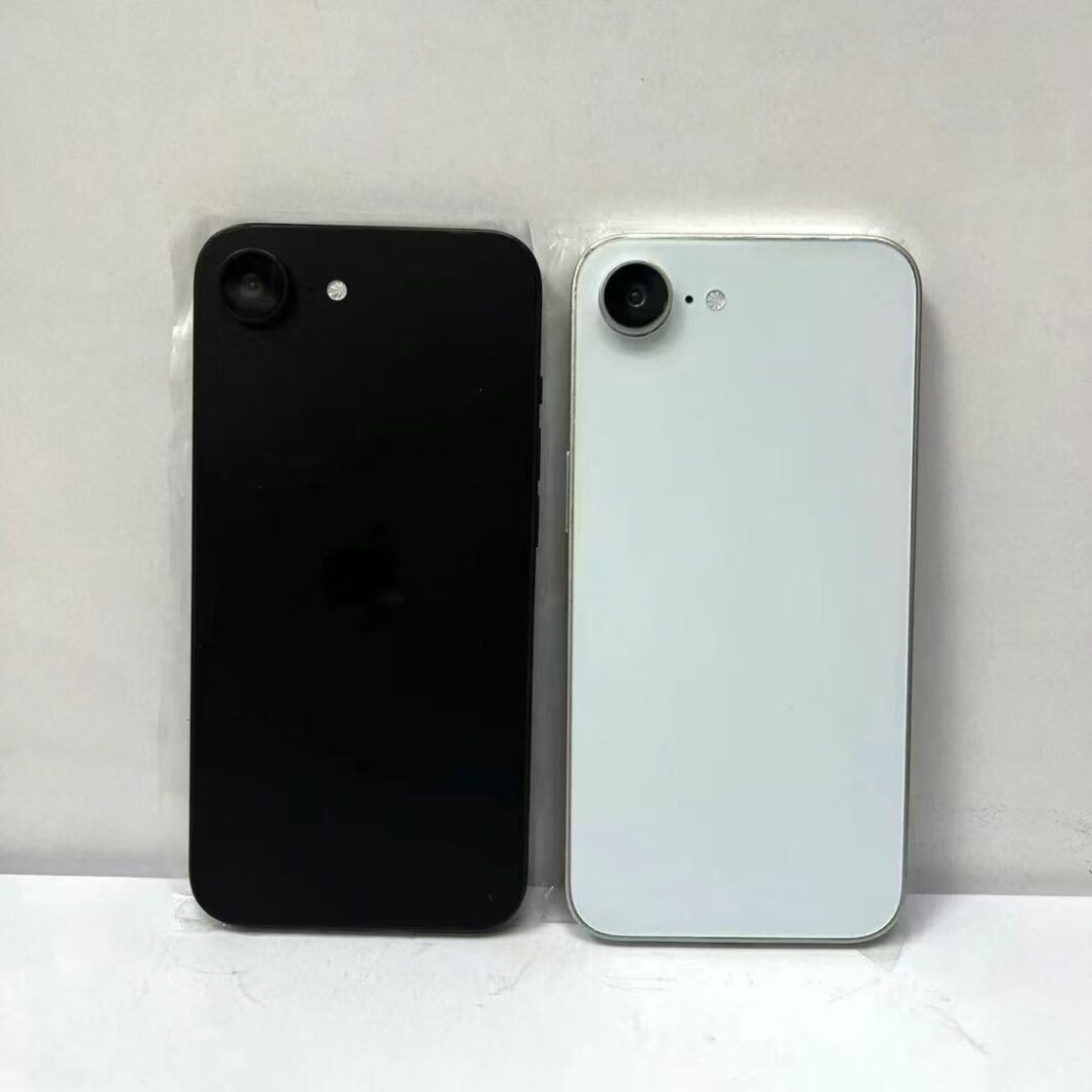 Celular preto e celular branco da Apple colocados lado a lado 