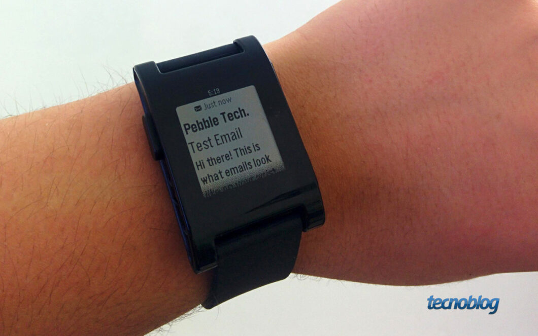 Relógios da Pebble em pulso com visor mostrando notificação de email (foto: Henrique Pinheiro Sá/Tecnoblog)