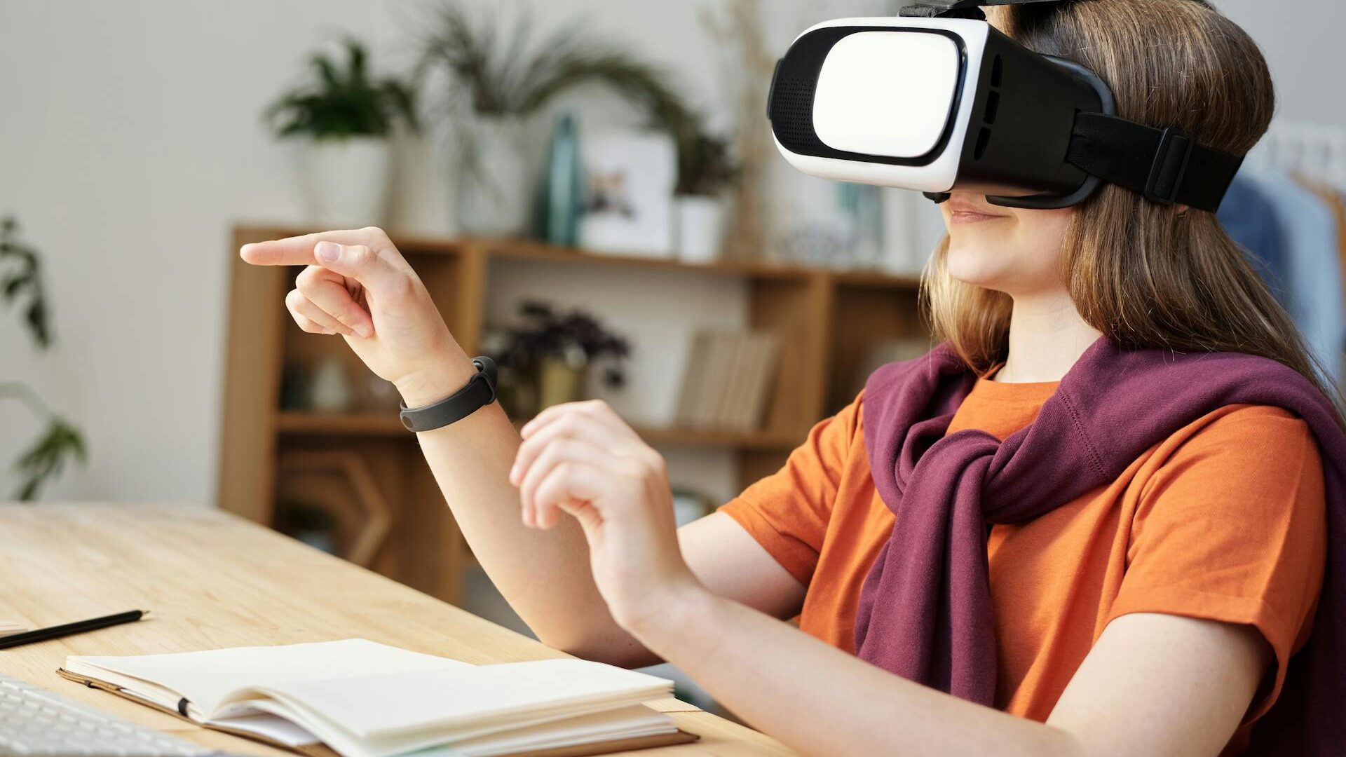 Garota estudando usando um óculos de realidade virtual
