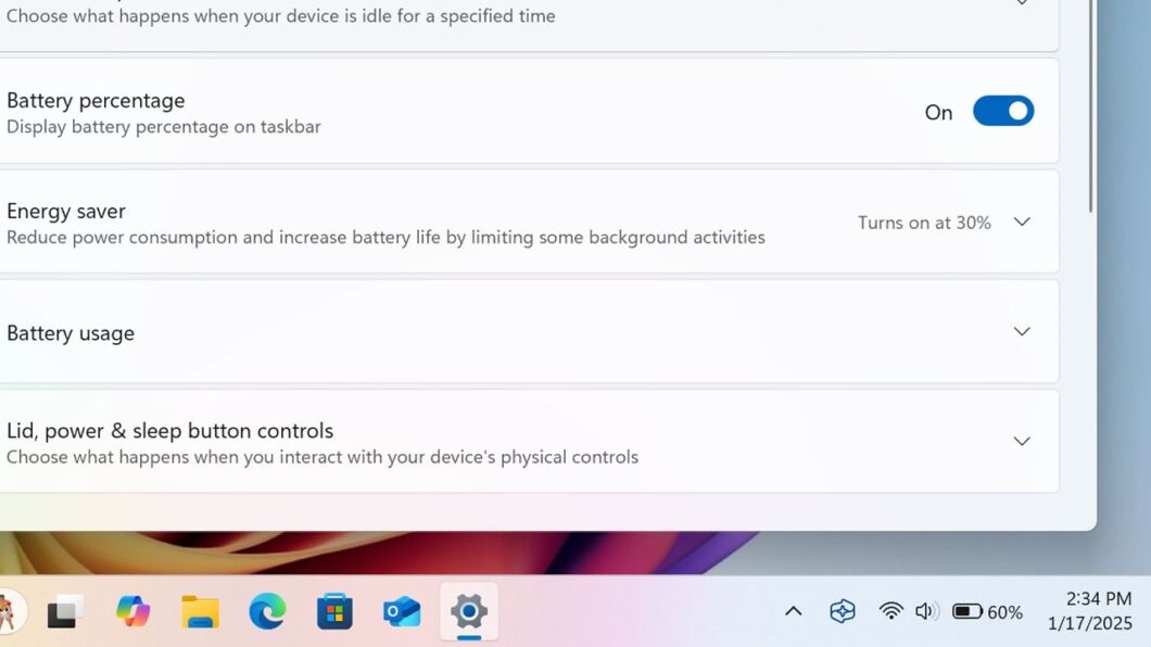 Imagem mostra a porcentagem de bateria sempre visível no canto direito do Windows 11