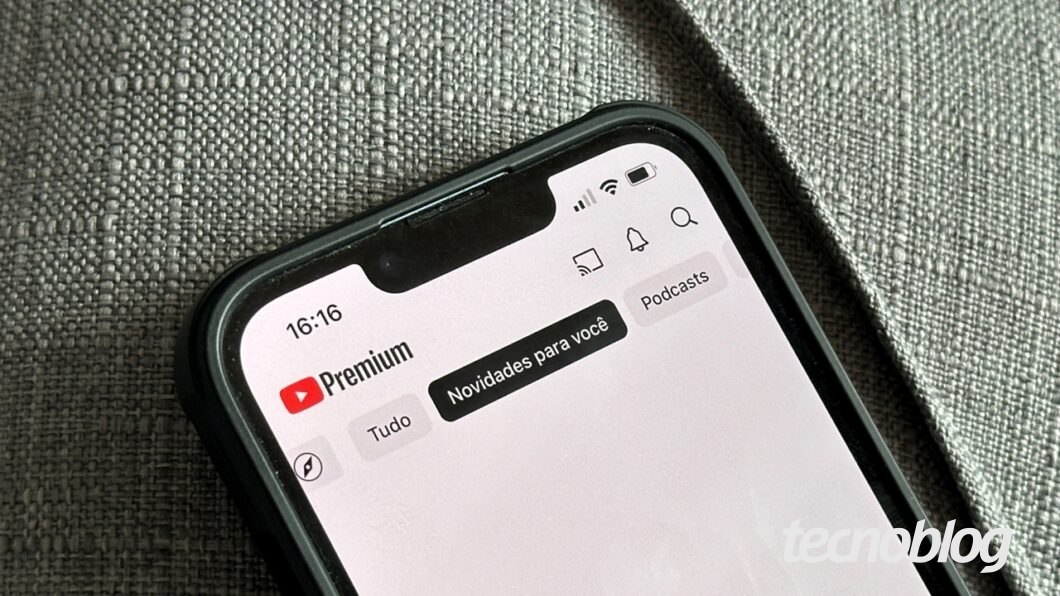 iPhone mostrando o YouTube Premium aberto