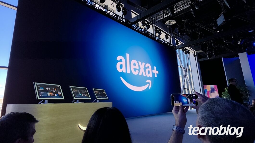 Telão exibe a marca da Alexa+