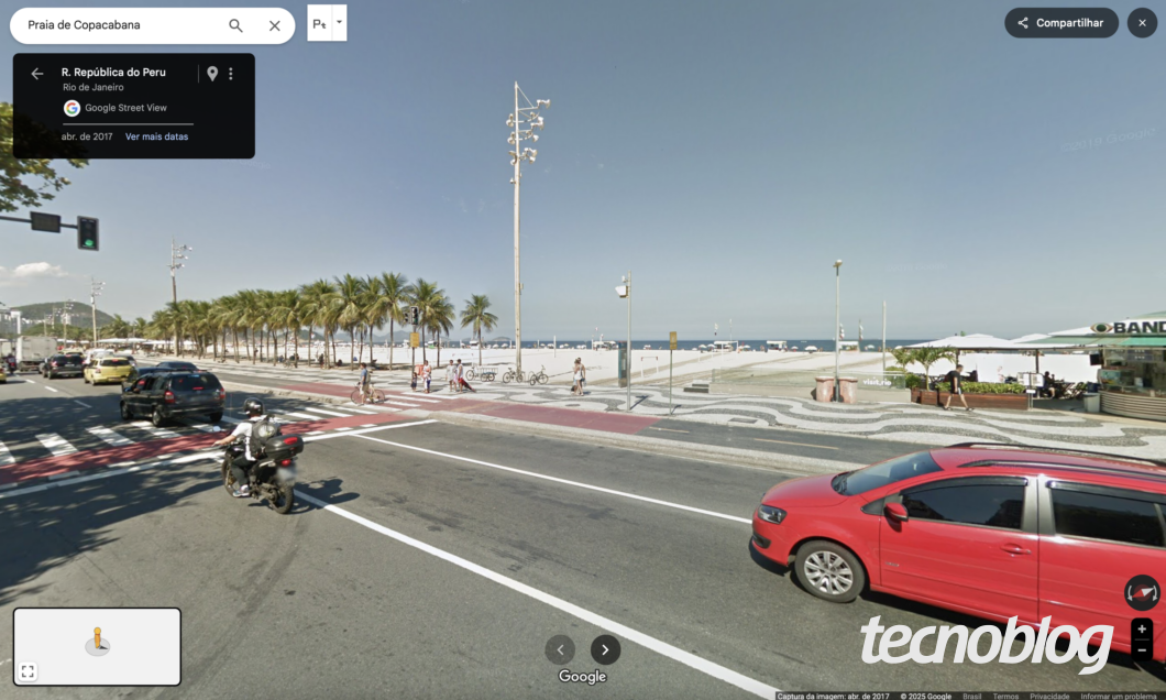 Imagem da orla de Copacabana, com as faixas de carros à frente e a faixa de areia ao fundo