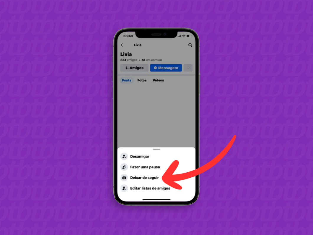Selecionando a opção "Deixar de seguir" no Facebook