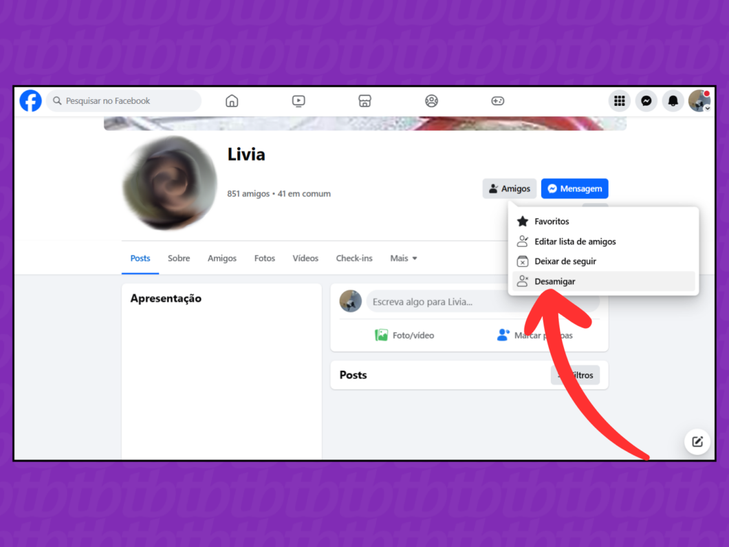 Clicando em "Desamigar" no Facebook