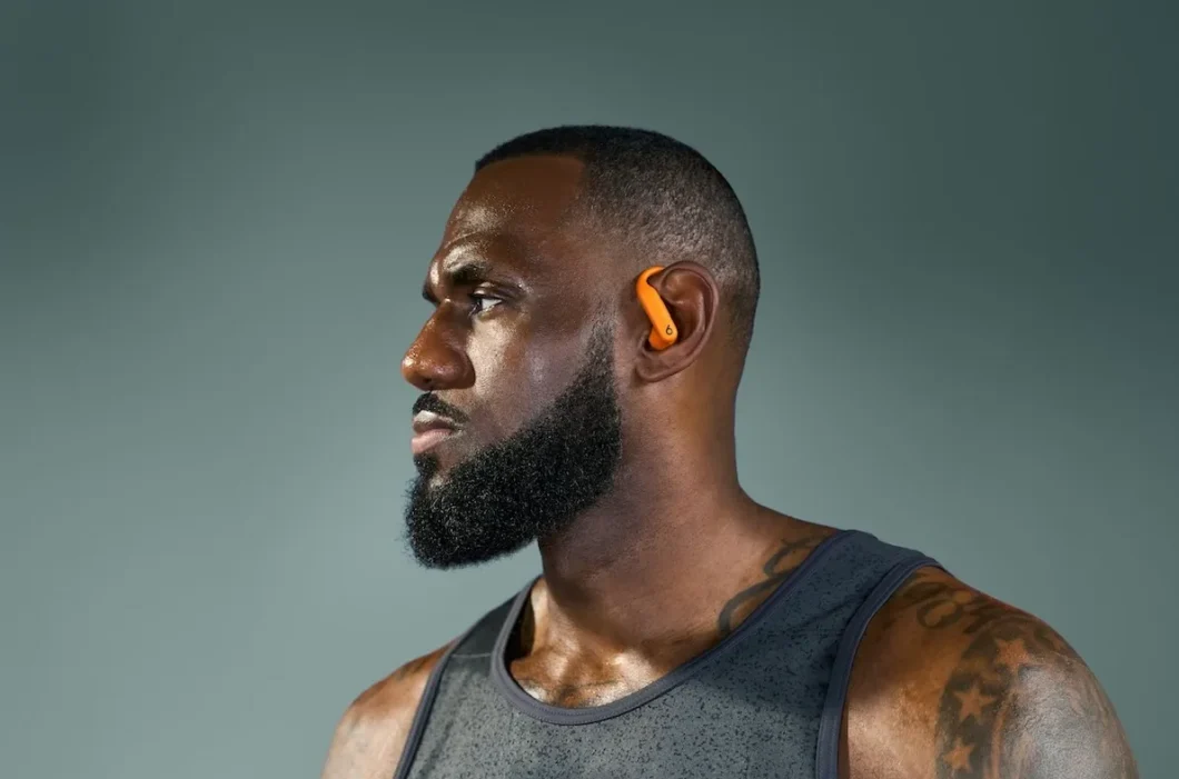 Jogador LeBron James com fone de ouvido laranja (imagem: divulgação)