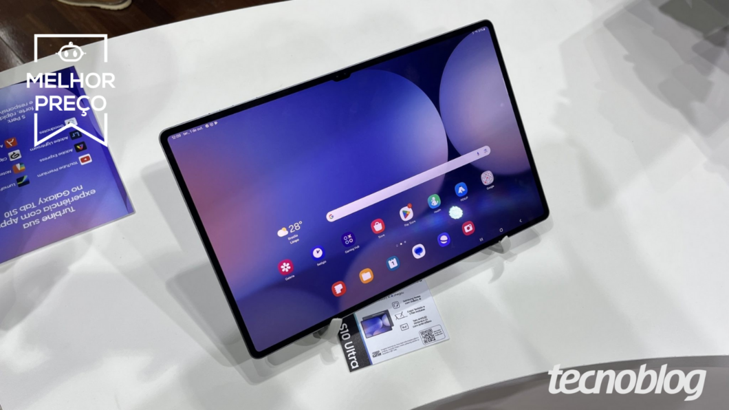 Traseira do Samsung Galaxy Tab S10 Ultra com caneta S Pen e câmeras