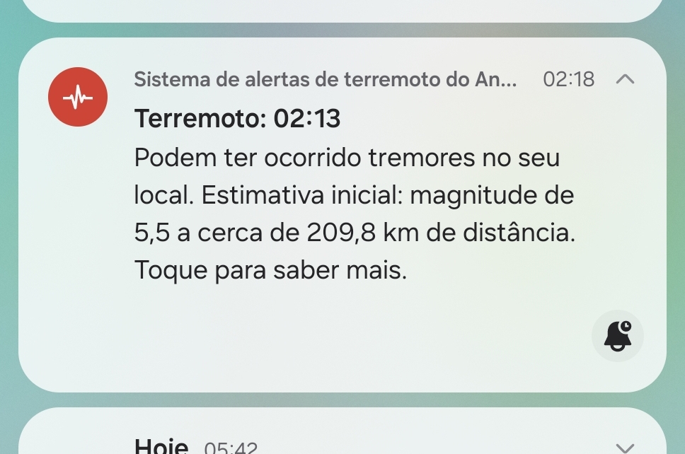 Print de aviso de terremoto no celular. Diz o seguinte: "Terremoto: 02:13 Podem ter ocorrido tremores no seu local. Estimativa inicial: magnitude de 5,5 a cerca de 209,8 km de distância. Toque para saber mais."