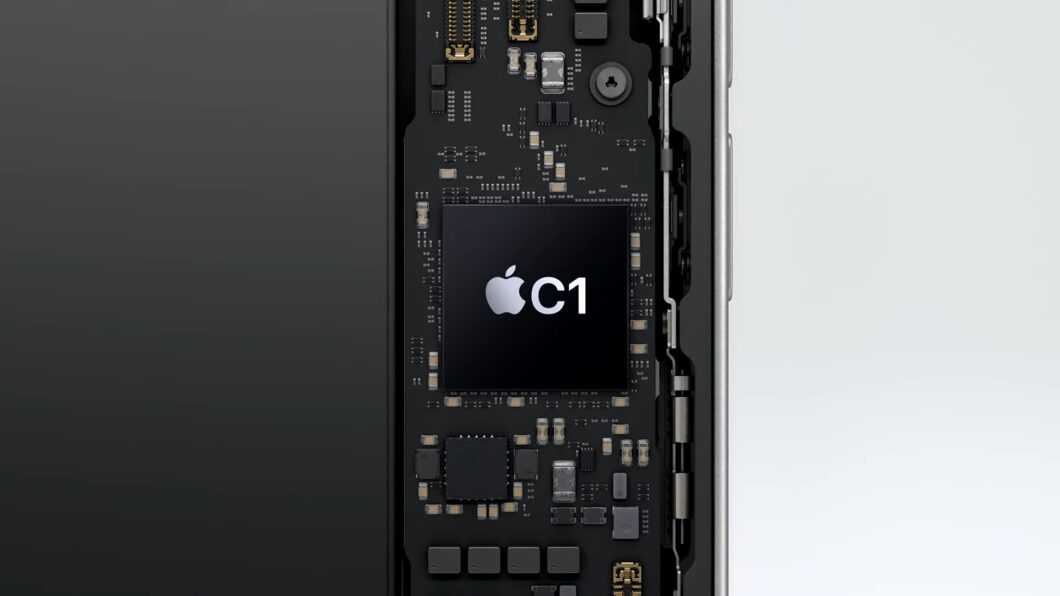 Imagem de um modem C1 dentro de um iPhone 16e