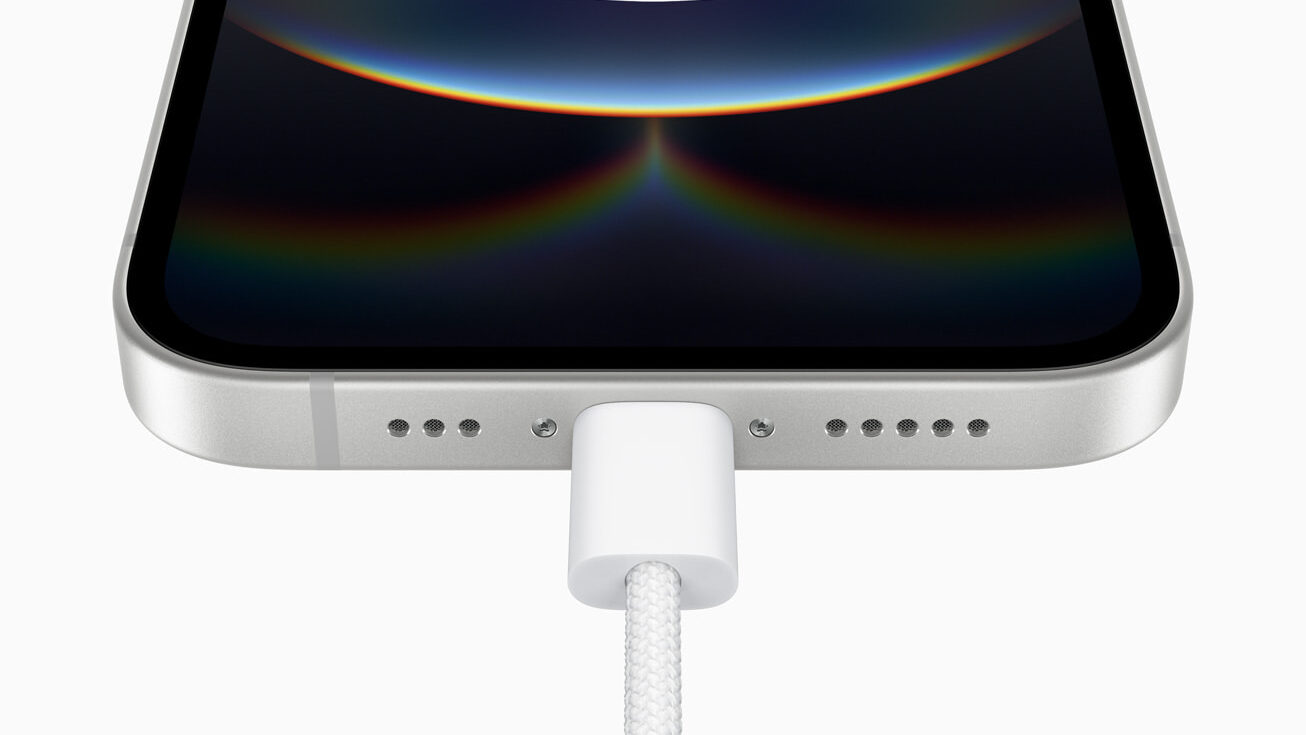 Parte de baixo do iPhone 16e com cabo USB-C conectado