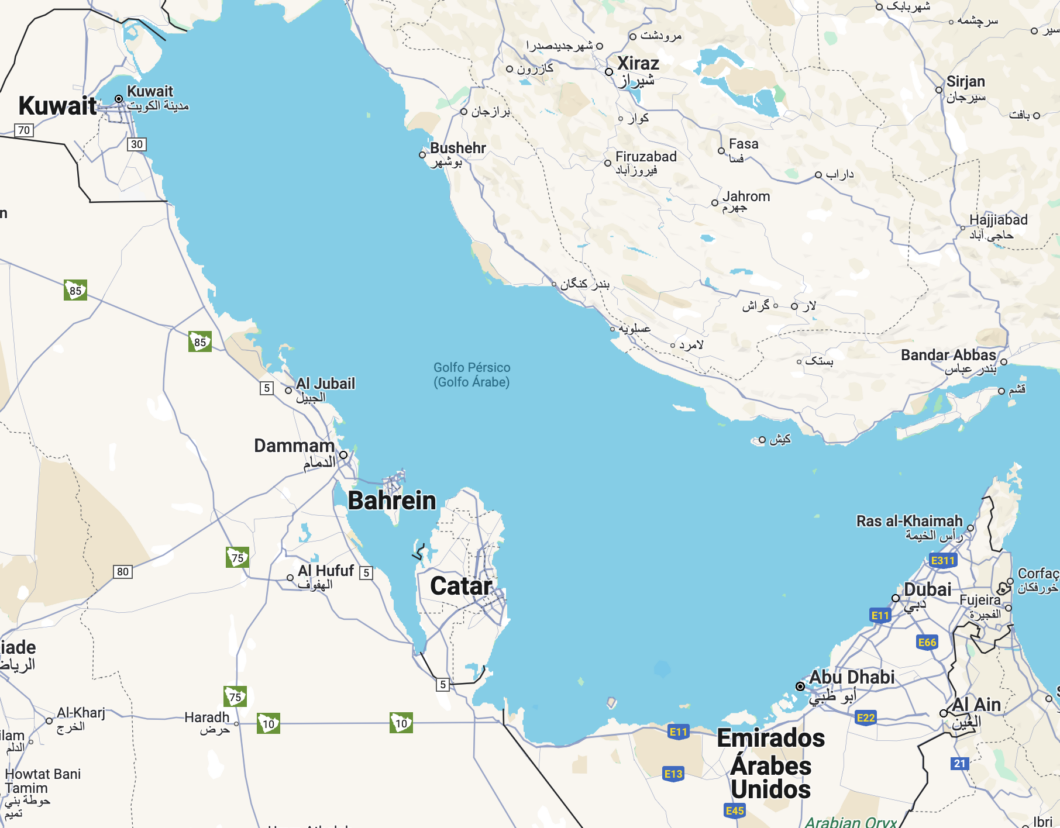 Imagem de mapa com corpo de água entre dois territórios. O corpo de água tem a denominação "Golfo Pérsico" e, na linha de baixo, "Golfo Árabe" entre parênteses