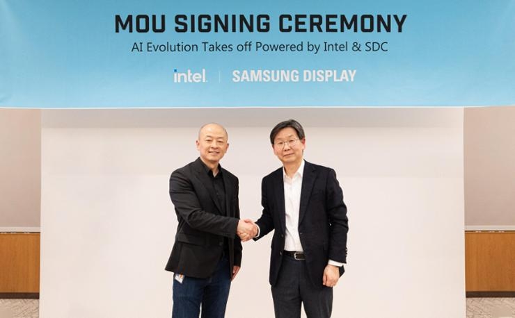 Lee Ho-jung, executivo da Samsung Display, e David Feng, da Intel 