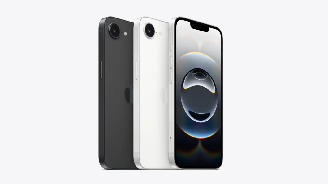 Três aparelhos iPhone 16e, sendo um de frente, mostrando o notch da tela, e dois de traseira, mostrando as cores preto e branco