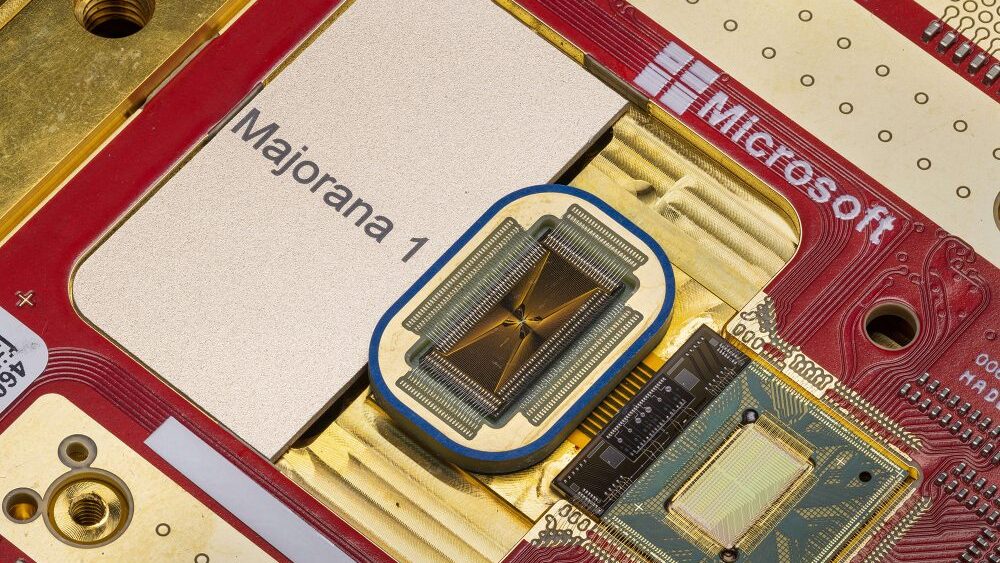 Detalhe de chip vermelho, com a marca da Microsoft e a identificação Majorana 1