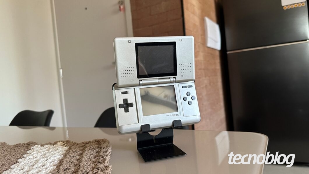 Console Nintendo DS em cima de uma mesa