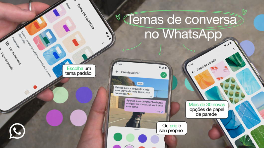 A imagem mostra três celulares exibindo a nova funcionalidade de "Temas de conversa" no WhatsApp. O celular à esquerda mostra a tela de seleção de temas com várias opções de cores e padrões. O celular ao centro exibe uma prévia da personalização do chat, com diferentes cores de balões de mensagens e a opção de alterar o tema apenas para uma conversa específica. O celular à direita apresenta mais de 30 novas opções de papéis de parede. Há anotações destacando recursos como "Escolha um tema padrão", "Ou crie o seu próprio" e "Mais de 30 novas opções de papel de parede". O fundo contém elementos gráficos coloridos e o logotipo do WhatsApp no canto inferior esquerdo.