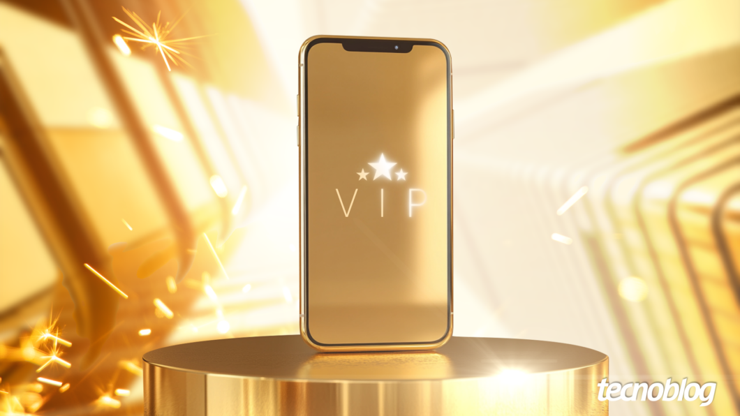 A imagem apresenta um smartphone dourado sobre um pedestal igualmente dourado, com um brilho intenso ao redor. Na tela do dispositivo, destaca-se a palavra “VIP” acompanhada de três estrelas, reforçando a ideia de exclusividade e alto padrão. O fundo tem efeitos luminosos e partículas brilhantes, criando um ambiente sofisticado. No canto inferior direito, há o logotipo do Tecnoblog.