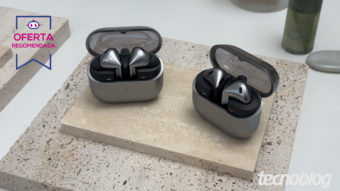Fone de ouvido da Samsung sai por R$ 799 usando cupom VEMPROCLUBE no site da Samsung. Galaxy Buds 3 estreou Galaxy AI na linha de fones