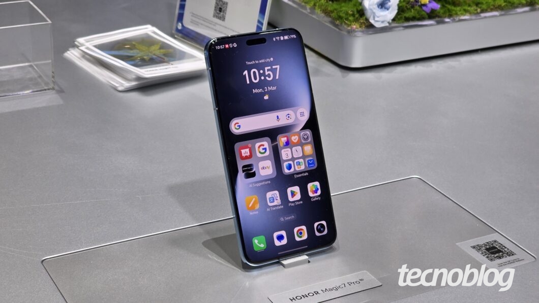 Celular de pé sobre bancada