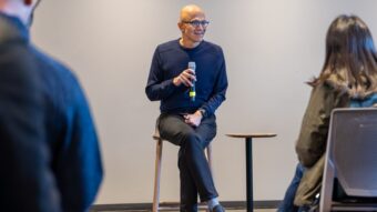 Satya Nadella destaca que a IA transformará a forma como interagimos com aplicativos e serviços online.