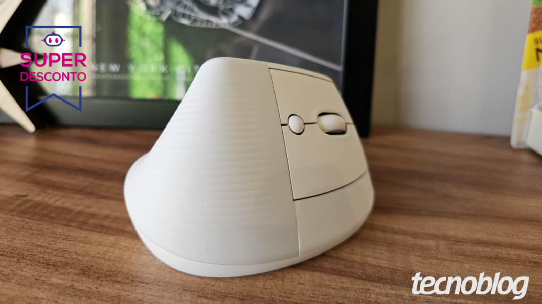 Mouse vertical Logitech Lift branco sobre a mesa