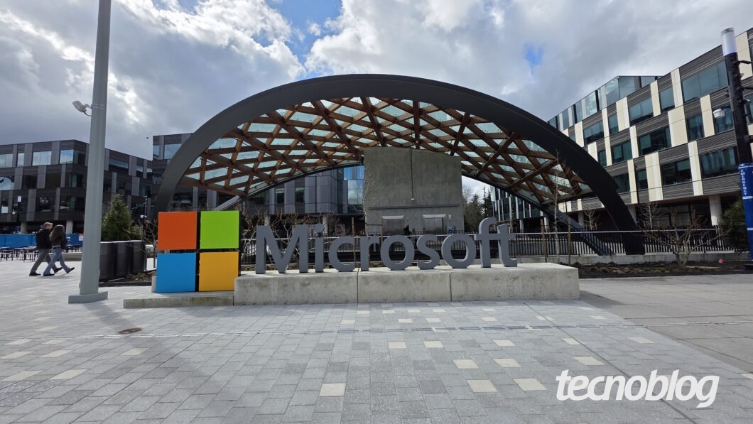 Placa com o nome da Microsoft ao centro e prédios no fundo