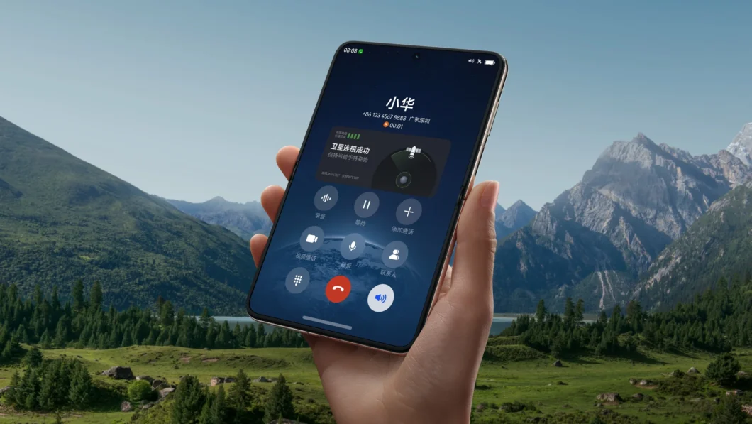 Um Huawei Pura X sendo segurado na mão, exibindo uma chamada via satélite na tela. O design do smartphone apresenta bordas finas, tela grande e interface em chinês, destacando a funcionalidade de conectividade via satélite.