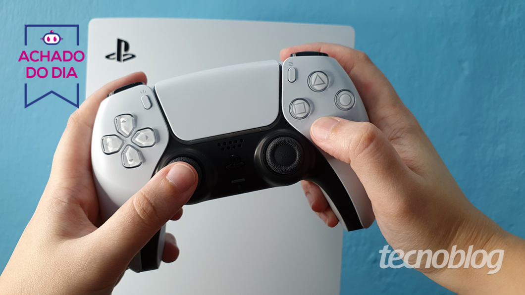 Foto do console PlayStation 5 e controle