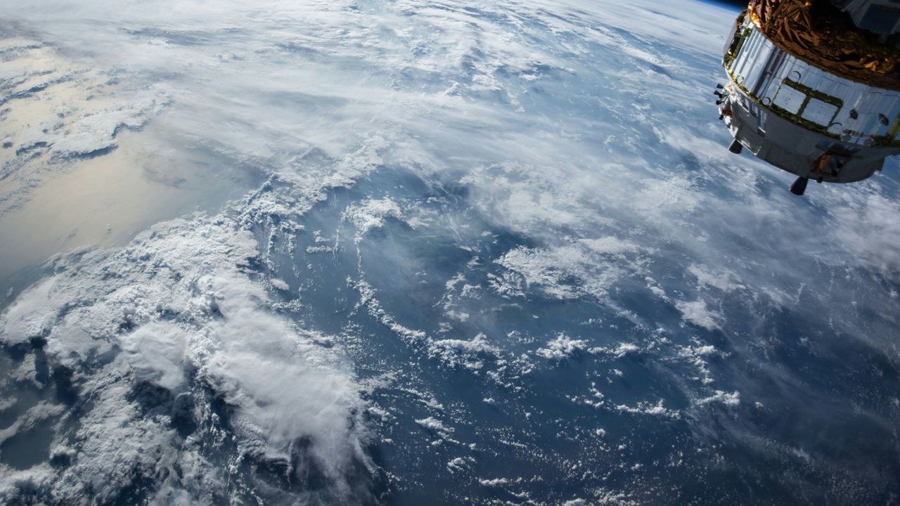 Anatel celebra primeiros testes de conexão satélite-celular no Brasil