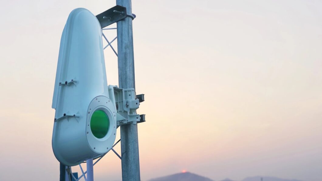 Um terminal de conexão da Taara em uma torre