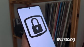 Instalar apenas apps de lojas oficiais e manter o sistema operacional atualizado são ações que aumentam a segurança do seu celular Android ou iOS