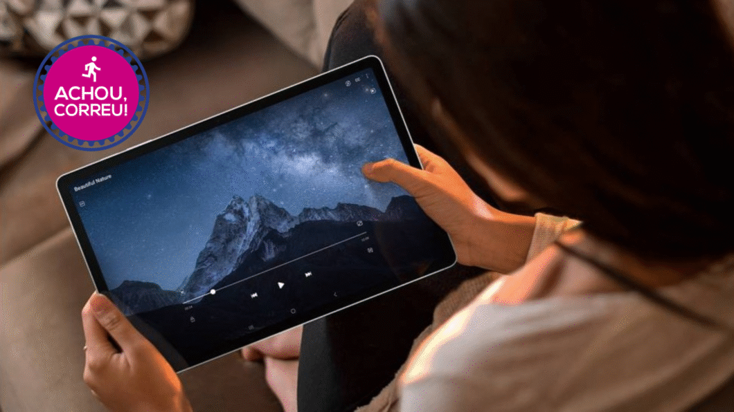 Mão segurando o Galaxy Tab S9 FE