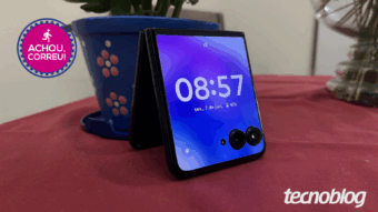 Motorola Razr 50 Ultra com 58% de desconto foi lançado por R$ 7.999 em 2024; celular dobrável tem tela externa de 4 polegadas com 165 Hz e acesso rápido ao Gemini