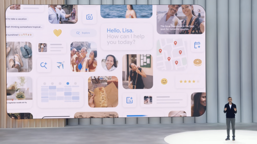 Tela grande exibe interface digital com fotos de viagens, emojis, mapa com pontos de localização, calendário e mensagem central que diz: "Hello, Lisa. How can I help you today?". Homem em pé, vestido casual, fala diante da tela, em ambiente moderno com paredes claras. Cena sugere apresentação de tecnologia focada em assistência pessoal.