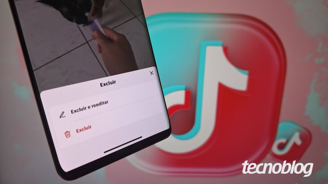 Um celular mostra a tela de excluir story no TikTok