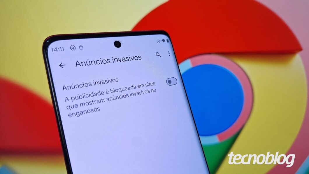 Imagem do celular mostra a tela "Anúncios invasivos" do Google Chrome