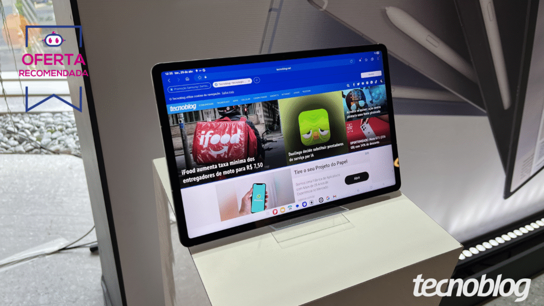 Galaxy Tab S10 FE apoiado sobre a mesa