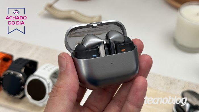 Mão segurando Galaxy Buds 3