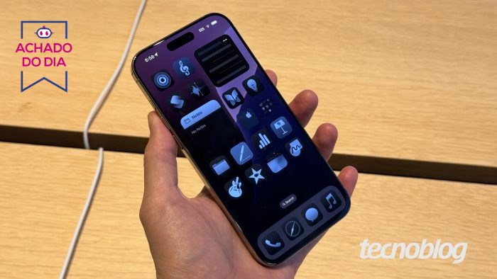 Mão segurando iPhone 16