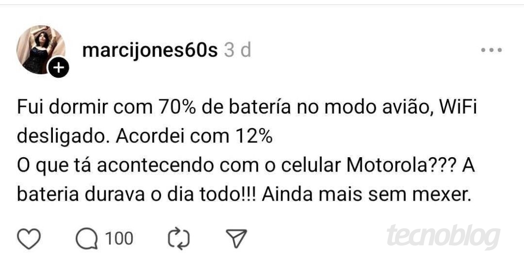 Uma captura de tela de uma postagem de mídia social. O texto da postagem em português relata um problema com a bateria de um celular Motorola: 