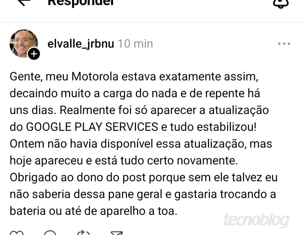 Captura de tela de um post no Threads do usuário @elvalle_jrbnu. O texto diz: "Gente, meu Motorola estava exatamente assim, decaindo muito a carga do nada e de repente há uns dias. Realmente foi só aparecer a atualização do GOOGLE PLAY SERVICES e tudo estabilizou! Ontem não havia disponível essa atualização, mas hoje apareceu e está tudo certo novamente. Obrigado ao dono do post porque sem ele talvez eu não saberia dessa pane geral e gastaria trocando a bateria ou até de aparelho à toa."