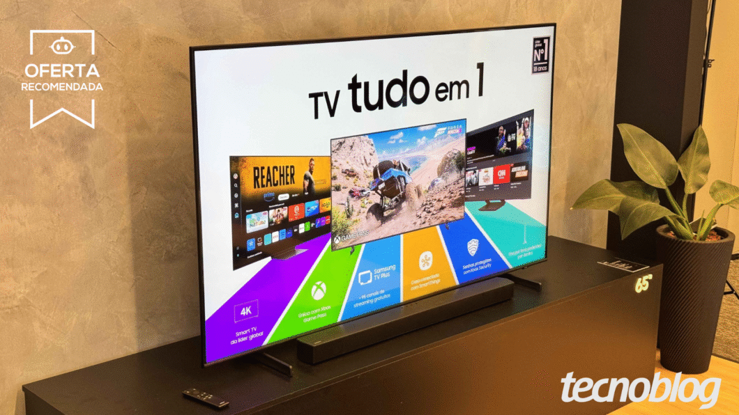 Smart TV Samsung QLED Q60D de 65" em cima de rack