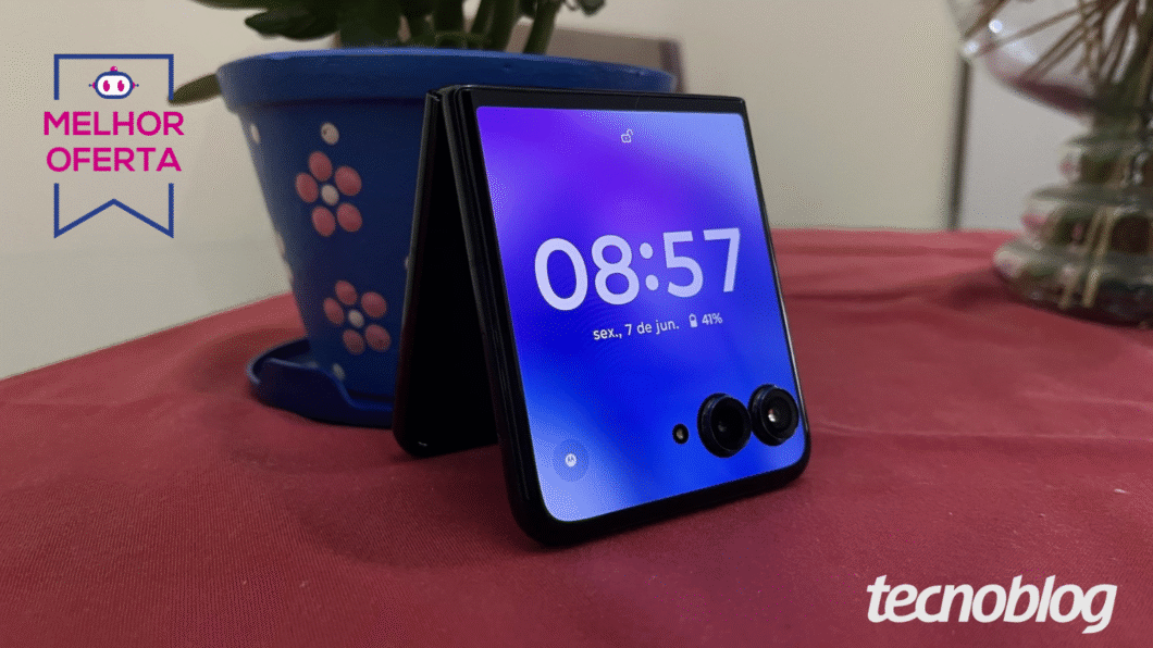 Motorola Razr 50 Ultra dobrado sobre a mesa