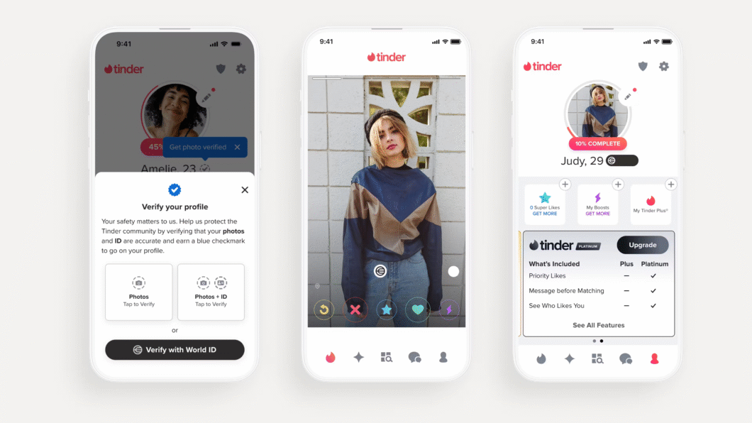 Imagem mostra três telas de um aplicativo de encontros chamado "tinder" exibidas em smartphones brancos. Um pop-up informa que a verificação ajuda a proteger a comunidade Tinder e oferece opções para verificar por "Fotos" ou "Photos + ID", além de um botão "Verificar com World ID" na parte inferior.