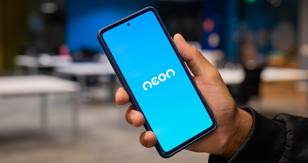 Celular com a tela mostrando o logo do Neon